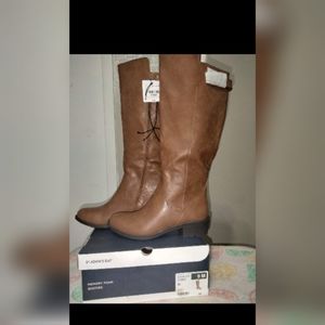 Woman's Faux leather boots